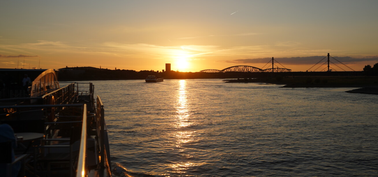 Auf dem Rhein mi Sonnenuntergang